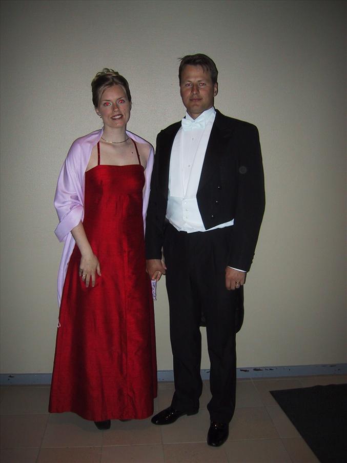 ...och poserar i festkl�der