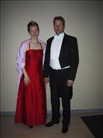 ...och poserar i festkl�der