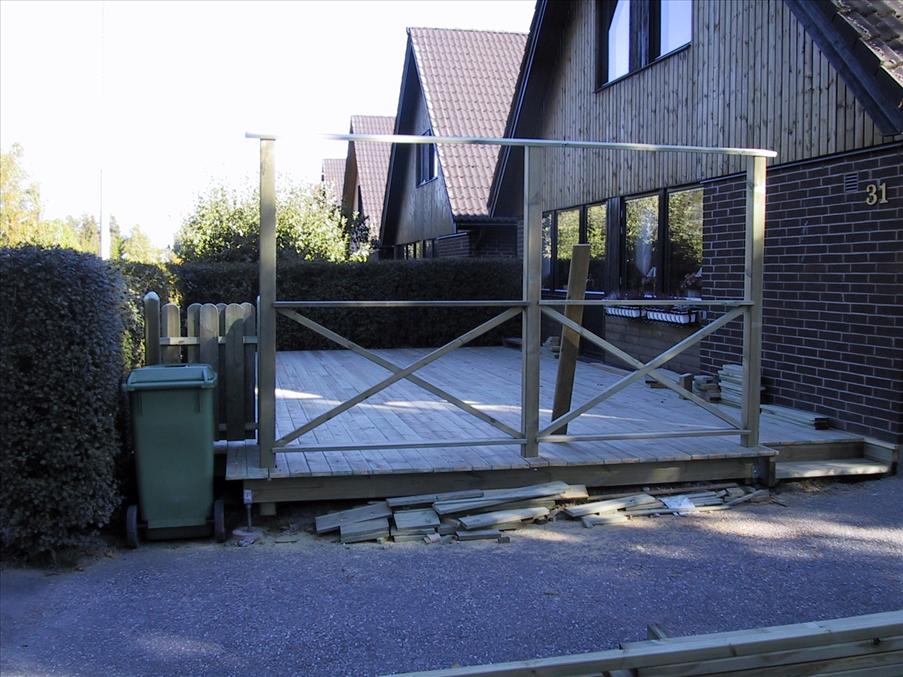 14/9: En br�da fattades till staketet runt soptunnan. Karl-G�ran kom med den som beh�vdes.
