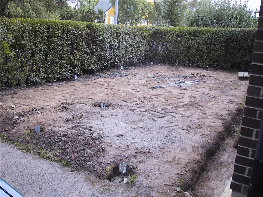 23/8: N�sta moment var plintarna. F�rst borrades h�len och sedan fylldes de med betong.