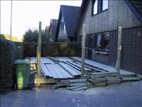 7/9: Trappan och stolparna �r ditsatta och en meter av d�cket �r skruvat