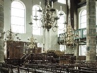 Det finns varken el eller värme i synagogan. Den är upplyst med tusen stearinljus. Se  info om synagogan