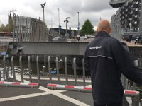 Det verkade som om vår brovakt hade lite problem med att stänga bron. Detta känns igen om man bor på Ekerö.