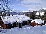 Stugan  med ganska mycket sn�.
