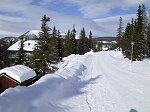 Vi kommer att �ka l�ngs v�gen till skidv�gen ned till liften.