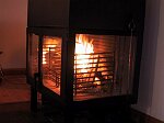 V�l hemma gjorde vi, som vet hur man g�r, ren kaminens glasrutor (det var l�nge sedan). S� nu kan man se elden �ven fr�n sidan.