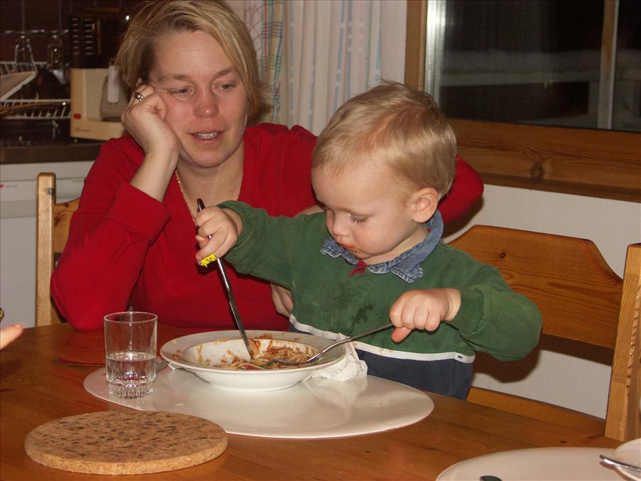 Linus kan hantera bestick...eller? Tina �vervakar.