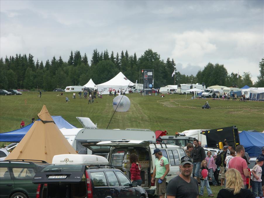 Att sitta i en stor boll som rullar nedf�r en sl�nt kr�ver stark mage. Detta kallas Zorbrig.