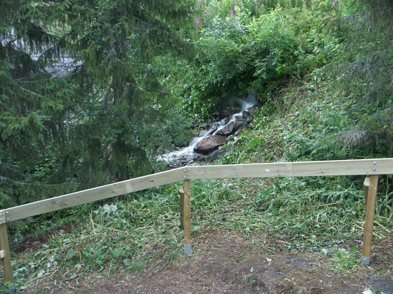 Genom att r�ja lite s� kunde vi njuta av ett litet vattenfall intill tomten