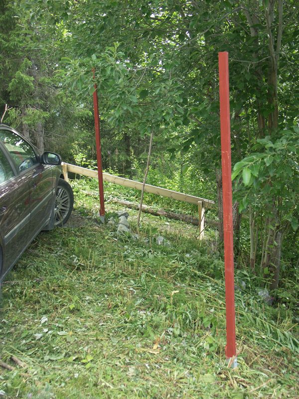 ...och var parkeringen b�rjar. Denna del plogas/skottas aldrig. Om detta g�rs s� rymmer v�r del av parkeringen minst fyra bilar.