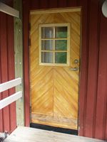 ...och efter. Det som saknas �r sparkpl�tar p� b�de ut- och insida (det beh�vs...) samt en sparkpl�t till h�ger om d�rren. Detta planeras i september.
