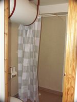 Nya duschdraperier (här lägenhet A)