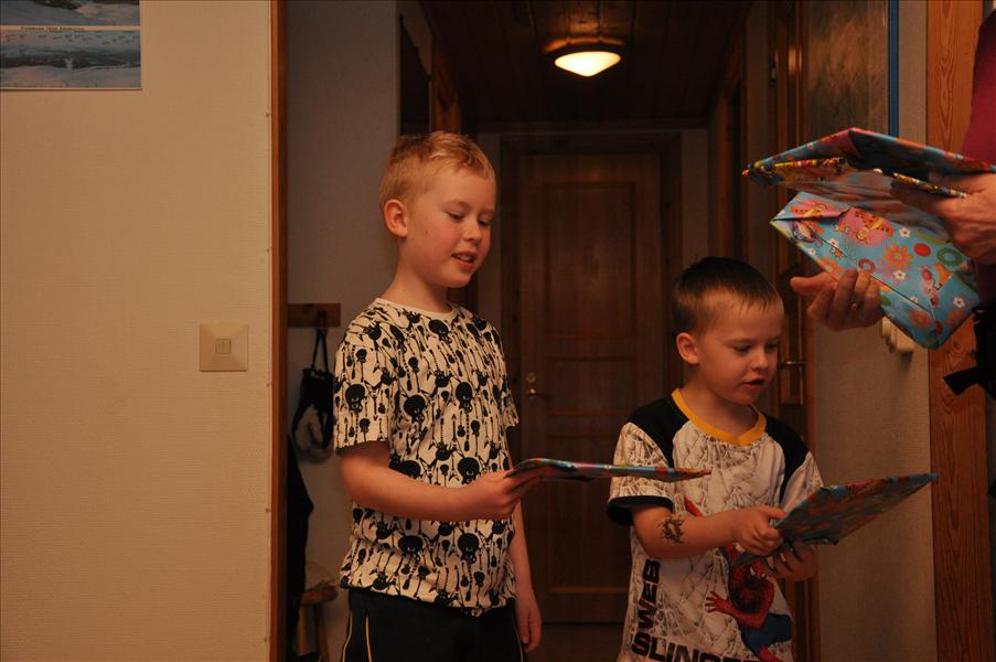 �ven Oscar och Lucas fick presenter