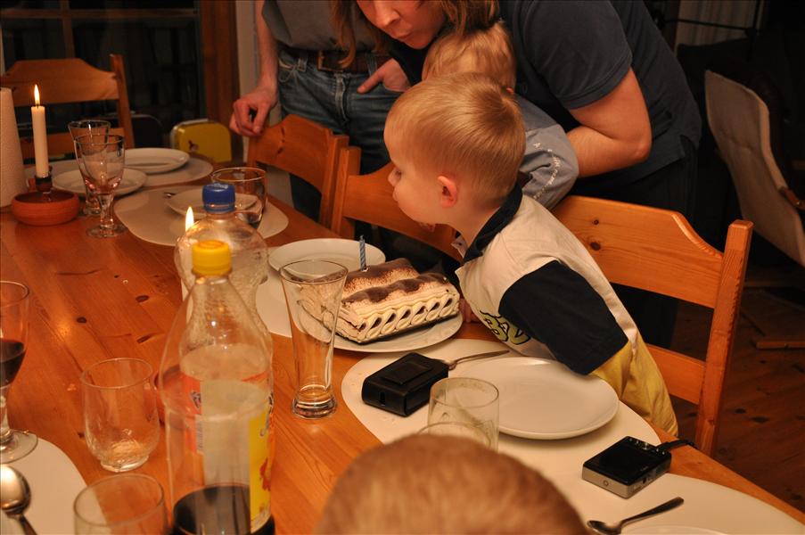 L�ttare kan det knappast bli att bl�sa ut ljus p� en t�rta