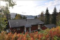 Vrt hus i re med redalen i bakgrunden.