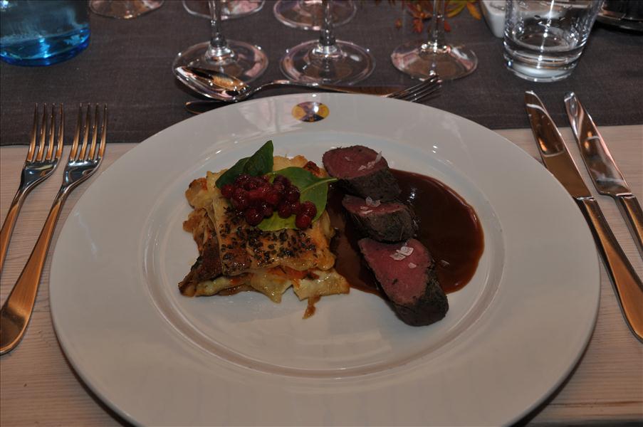 Den f�rsta huvudr�tten var helstekt renytterfil� fr�n Hand�lsdalens sameby serverad med kantarellasagne och cognacs�s