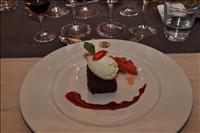 Efterr�tten var chokladkaka med r�dbetor och chili serverad med hjortron- och jorgubbssalsa samt vispad gr�dde. Till det drack vi Chateau de Beaulon 10 Ruby.