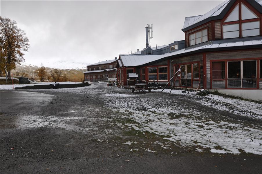 Det s�g lite gr�tt ut, men �ver fj�llet d�rborta var det ljusare