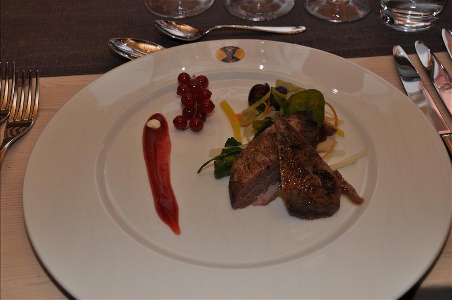 F�rr�tten var ripa p� ljummen rotfruktsallad serverad med tranb�rss�s. Till detta ett ros�vin, Yellow Tail.