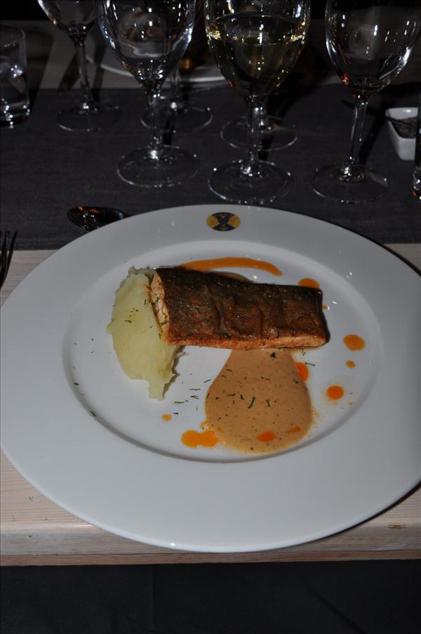 F�rsta huvudr�tten: Sm�rstekt r�dingfil� med potatis och f�nk�lspur� serverad med meses�s. Till detta Johann Topf gr�ner veltliner.