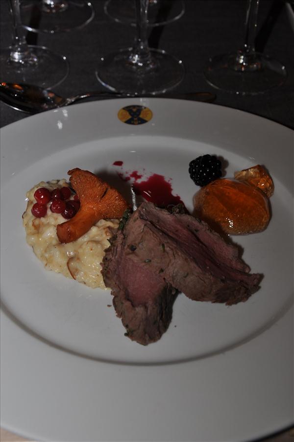 Andra huvudr�tten: Helstekt �lgytterfil� med kantarellrisotto serverad med r�nnb�rsgel�. Dryck: Bonterra Zinfandel.