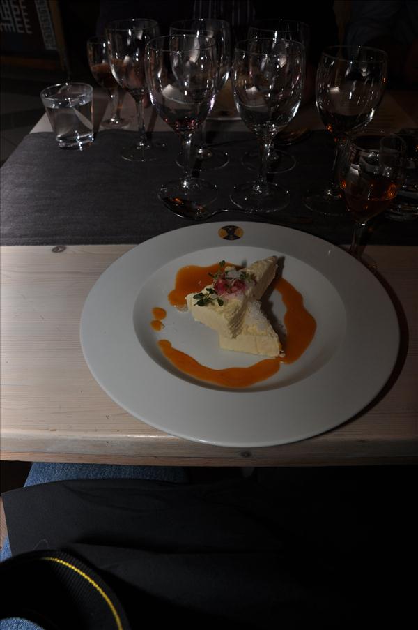 Desserten var messm�rsglass med hjortrons�s och med Grythyttans hjortronvin d�rtill