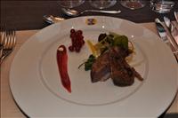 F�rr�tten var ripa p� ljummen rotfruktsallad serverad med tranb�rss�s. Till detta ett ros�vin, Yellow Tail.
