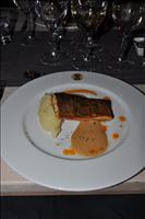 F�rsta huvudr�tten: Sm�rstekt r�dingfil� med potatis och f�nk�lspur� serverad med meses�s. Till detta Johann Topf gr�ner veltliner.