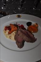 Andra huvudr�tten: Helstekt �lgytterfil� med kantarellrisotto serverad med r�nnb�rsgel�. Dryck: Bonterra Zinfandel.