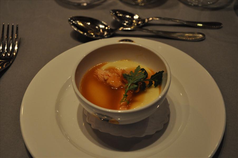 Varmr�kt r�ding fr�n Land�sj�n serverat med sm�rs�s och potatispur� smaksatt med parmesan