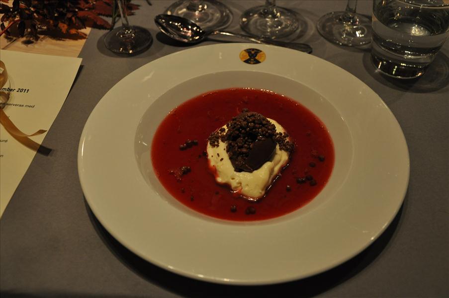 Efterr�tten var en consomm� p� hallon, citronverbenacream och chokladganache