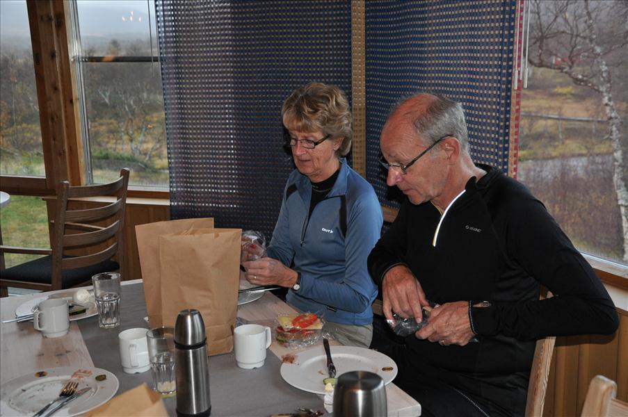 Frukost p� l�rdag morgon. D� ska man �ven fylla sin lunchp�se med mackor.