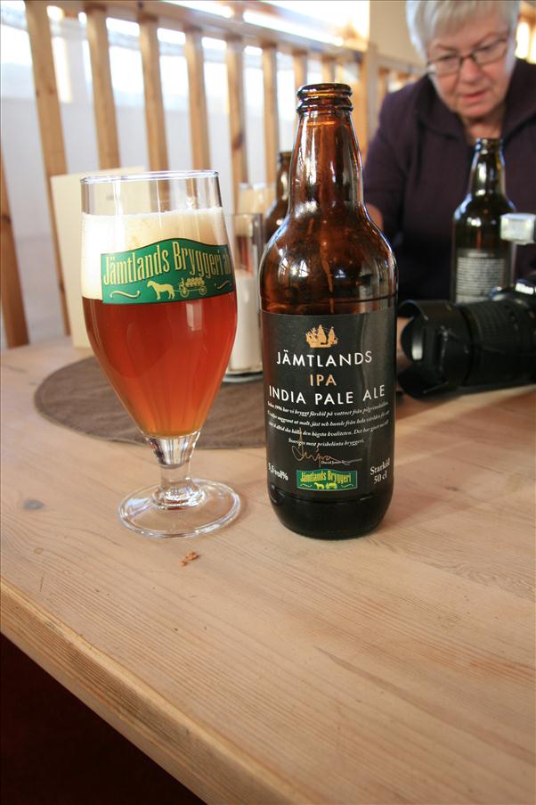 Efter vandringen p� l�rdagen intogs en Landsorts lager p� Eva och G�rans rum och d�refter (efter duschen) denna IPA fr�n Pilgrimstad