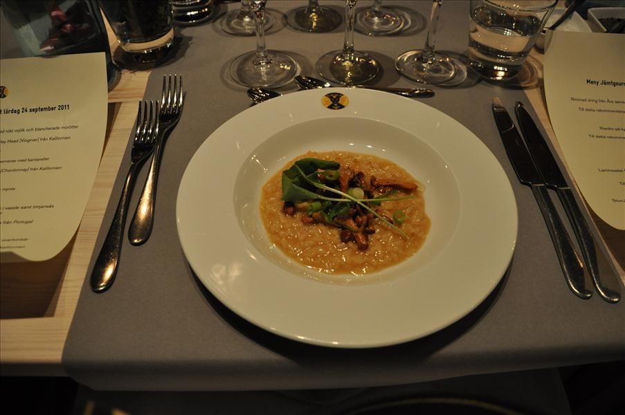 Risotto p� kycklingbuljong serverat med kantareller