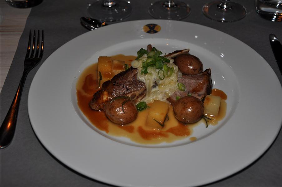 Lammsadel fr�n Fj�llbete i �re serverat med l�k i vassle samt timjans�s och sm�rglaserade rotfrukter