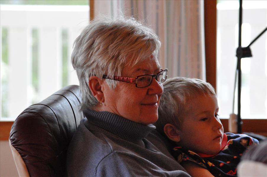 ...och sitter g�rna i mormors kn�.
