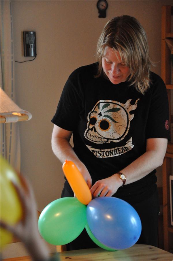 Ballonger skulle bl�sas upp och knytas ihop.