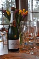 Champagnen v�ntar p� uppkorkning. Den korkade straxt efter upp sig sj�lv...