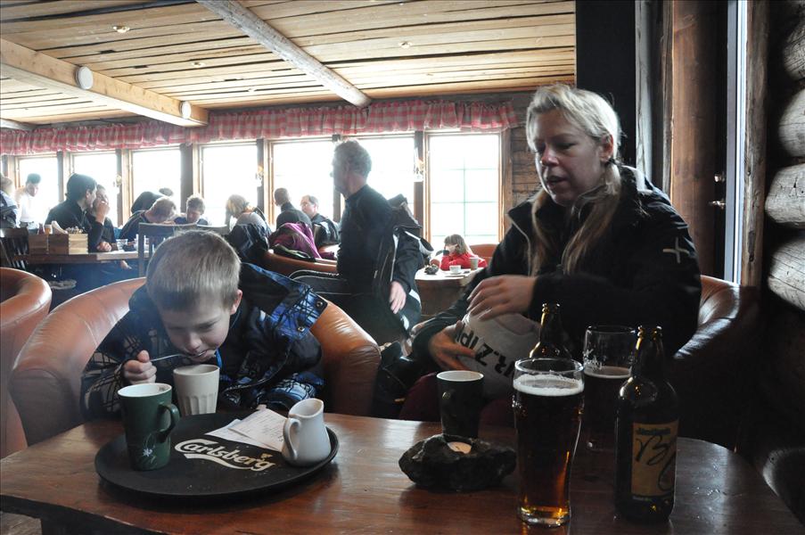 Vi fick inte bord direkt, men v�l en plats i baren