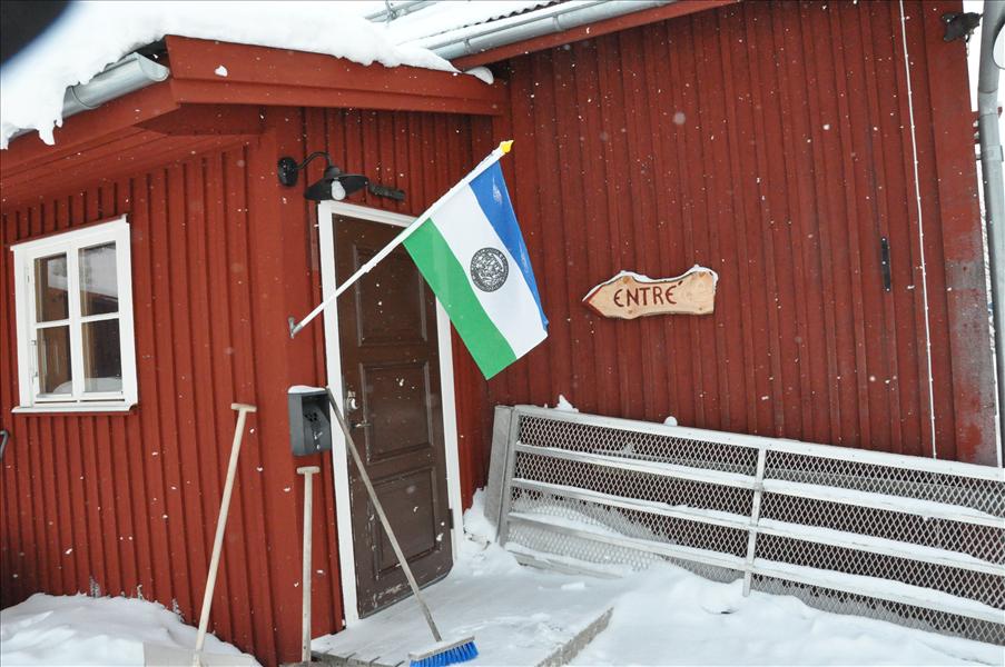 Fullt flaggspel, men st�ngt(!). Det visade sig att man �nnu inte hade �ppet alla veckans dagar. Senare i veckan var det dock �ppet.