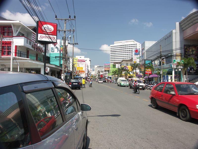 P� bes�k i Phuket stad - varmt, tr�ngt och st�kigt