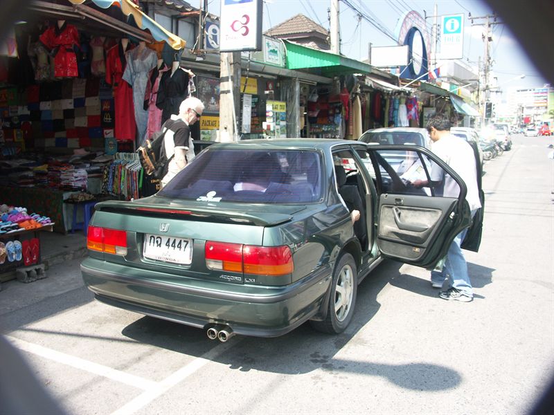 Vi tog en taxi d�rifr�n till Patong Beach...