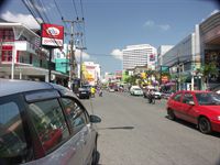 P besk i Phuket stad - varmt, trngt och stkigt