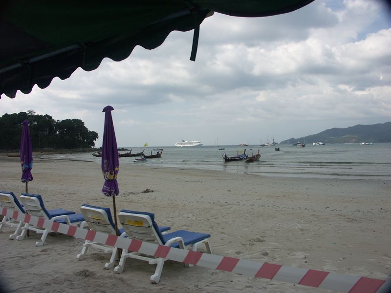 Superstar Virgo utanf�r Patong Beach i v�ntan p� oss