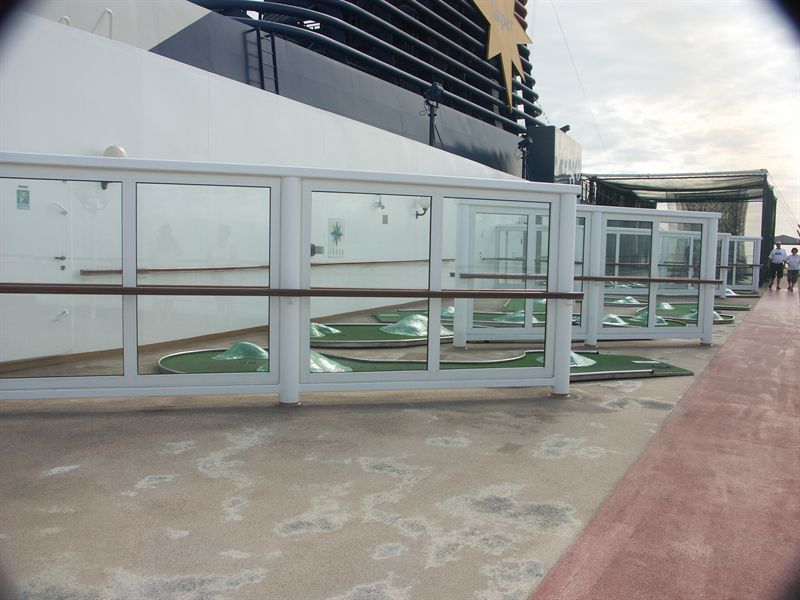 Minigolf p� deck 13