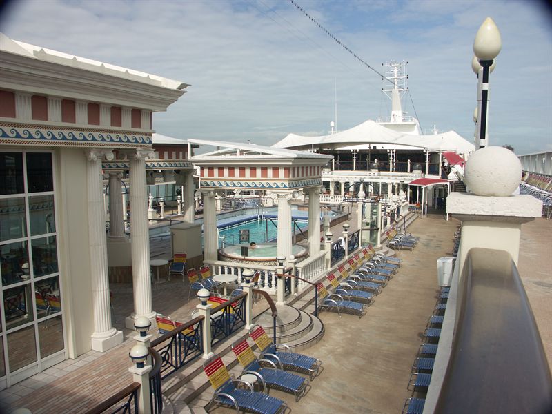 Poolomr�det p� deck 12 g�r i grekisk stil