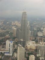 Petronas twin towers sedd fr�n telekomtornet p� 276 m h�jd