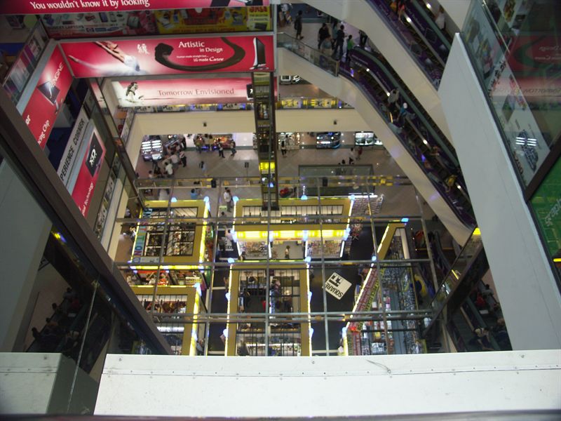 F�rsta tillslaget i Singapore blev Sim Lim Square