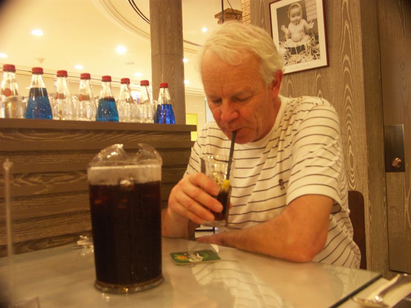 �ke blev t�rstig efter shoppingf�rs�k och best�llde in tv� liter Pepsi...