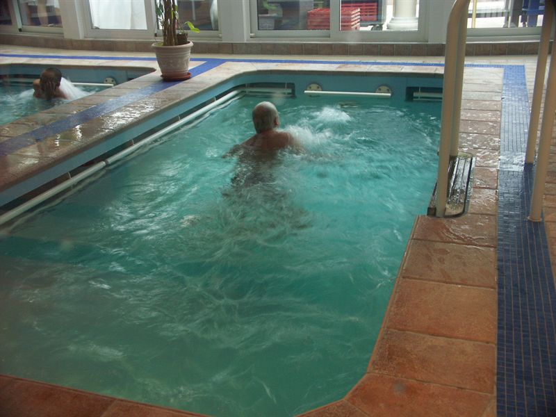 �ke simmar mot str�mmen